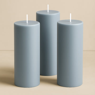 Décor styling ideas with dusty blue pillar candles Décor styling ideas with dusty blue pillar candles
