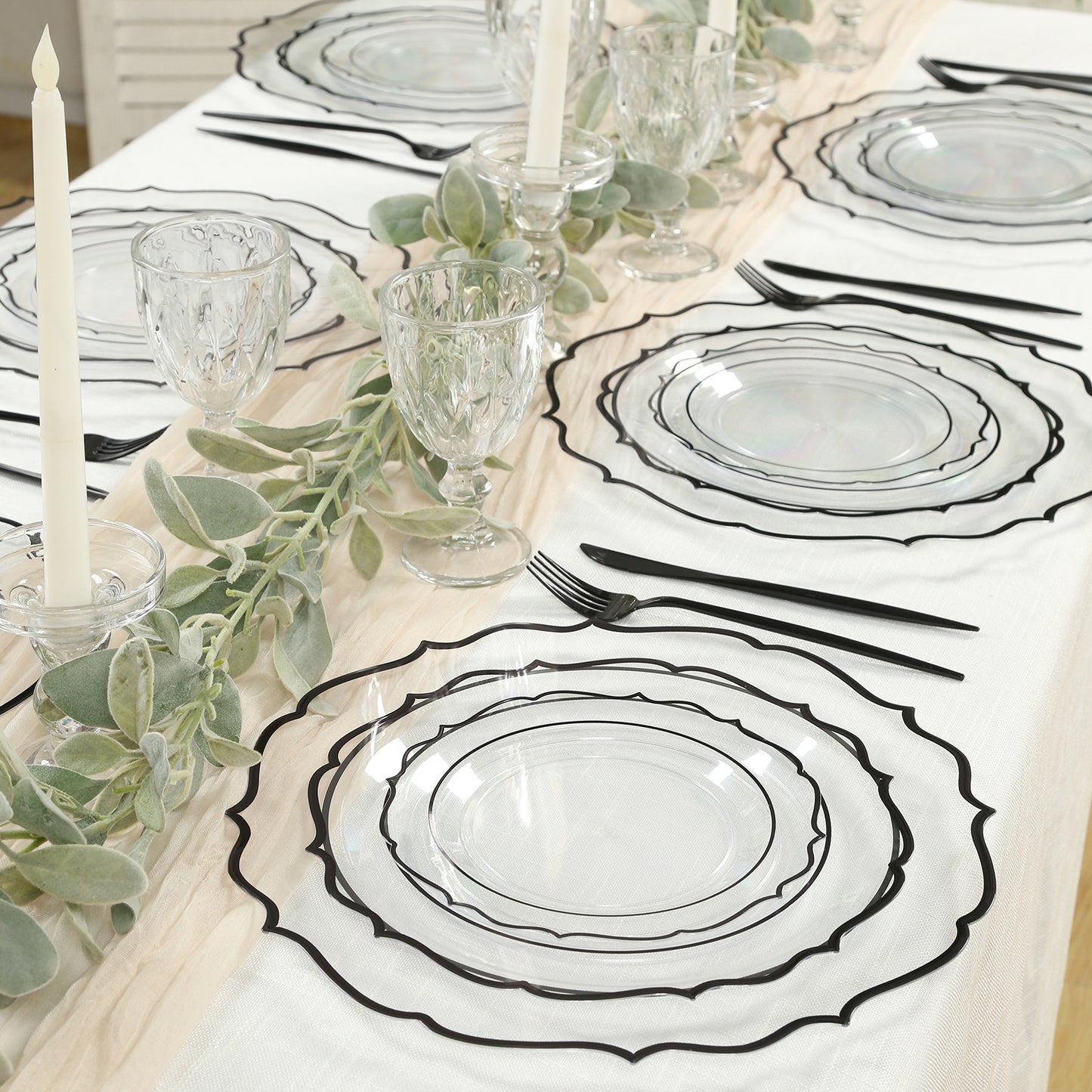 Clear charger plates with black scalloped rim, perfect for elegant dinner parties.
