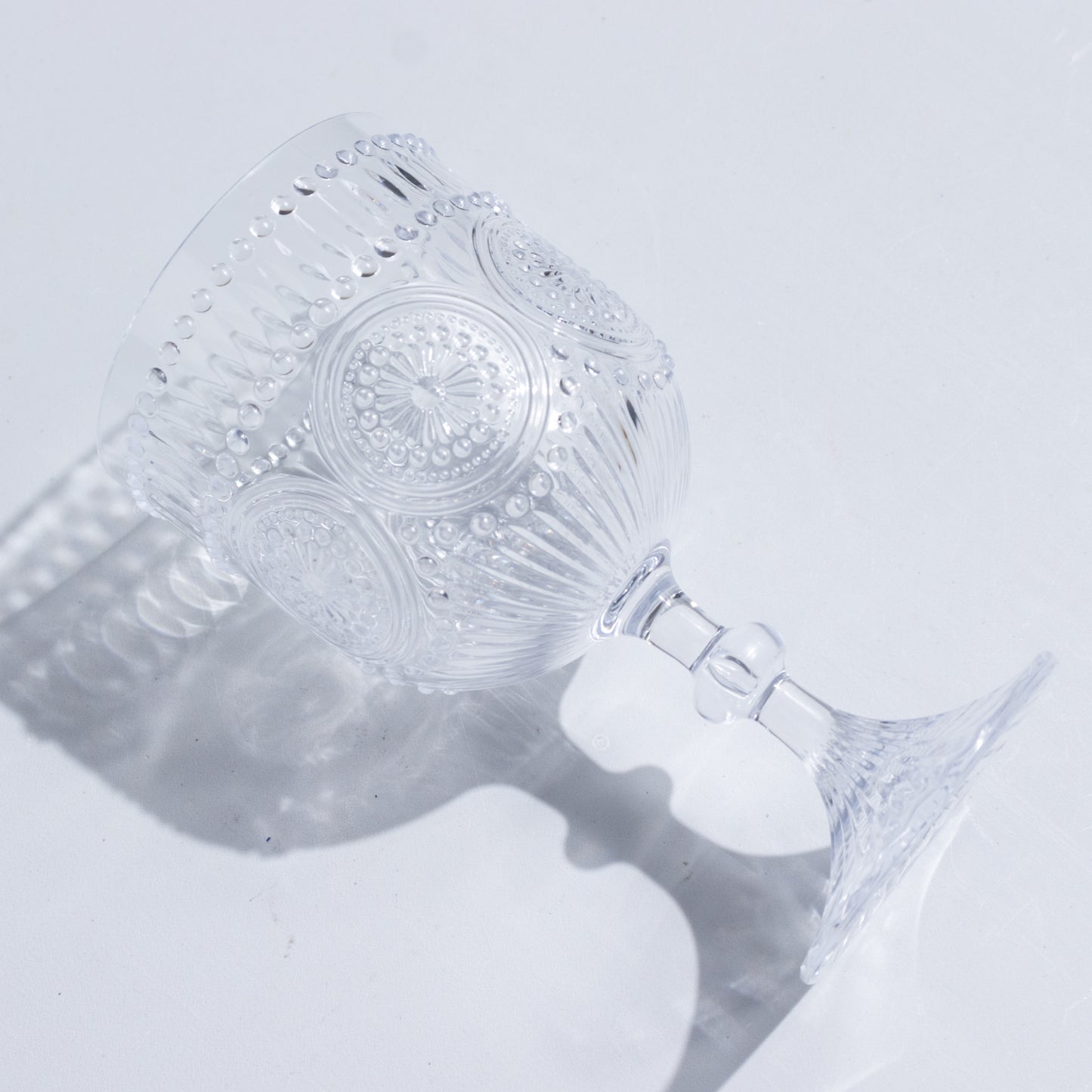 12 Pack Vintage Plastic Wine Goblets – 15oz Reusable Shatterproof Clear Embossed Floral Pattern Drinkware, Decorative Cups