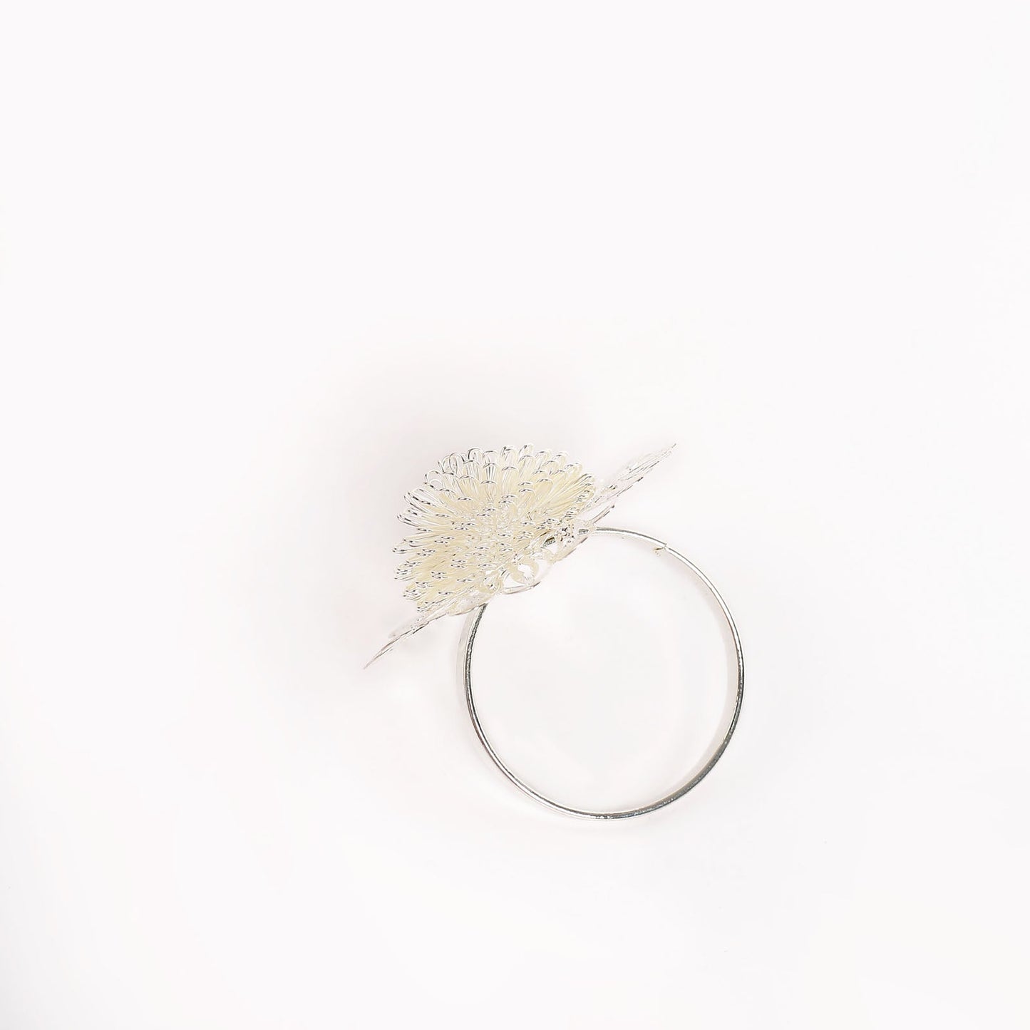 Elegant silver floral napkin ring with daisy design.