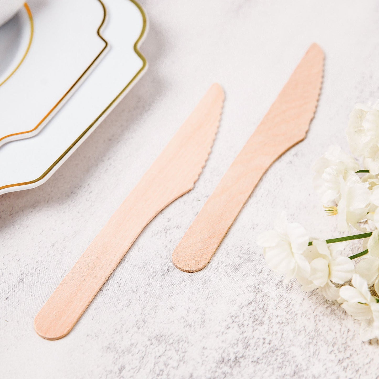 Eco-friendly birchwood disposable picnic knives, natural wood color.