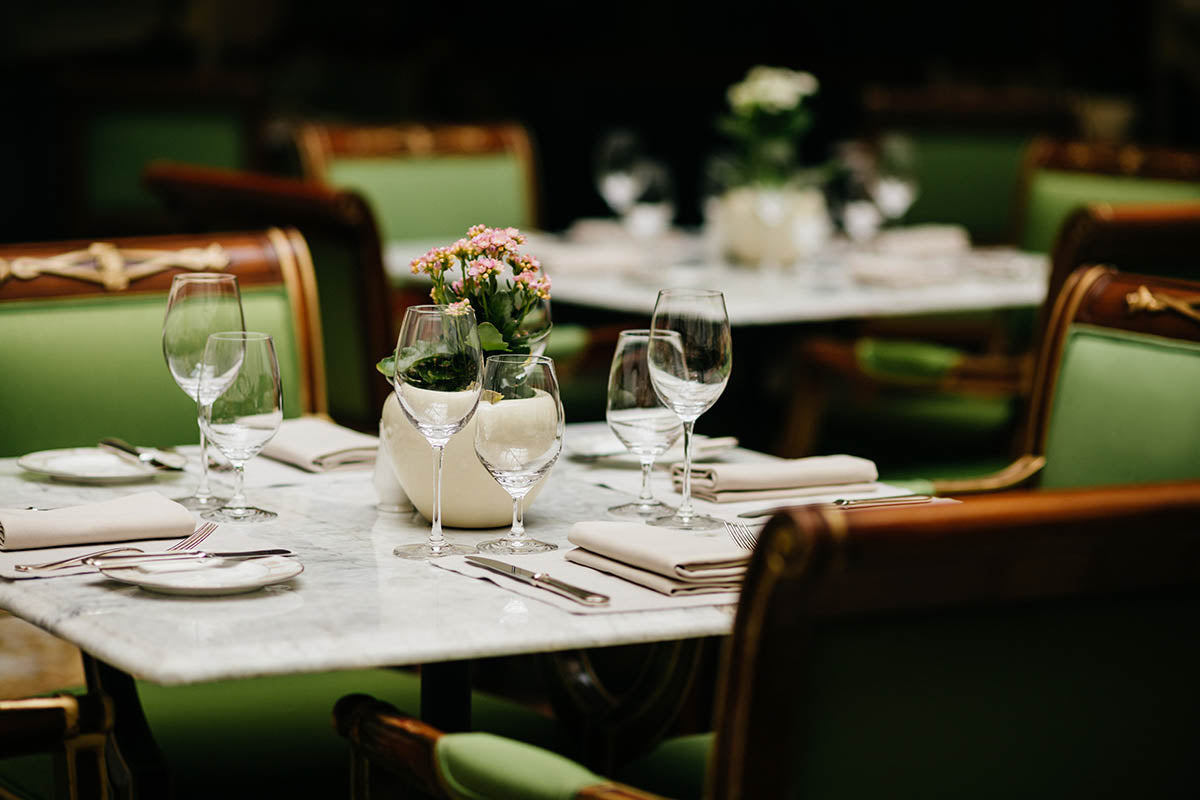 Restaurant Table Decor: A Simple Guide