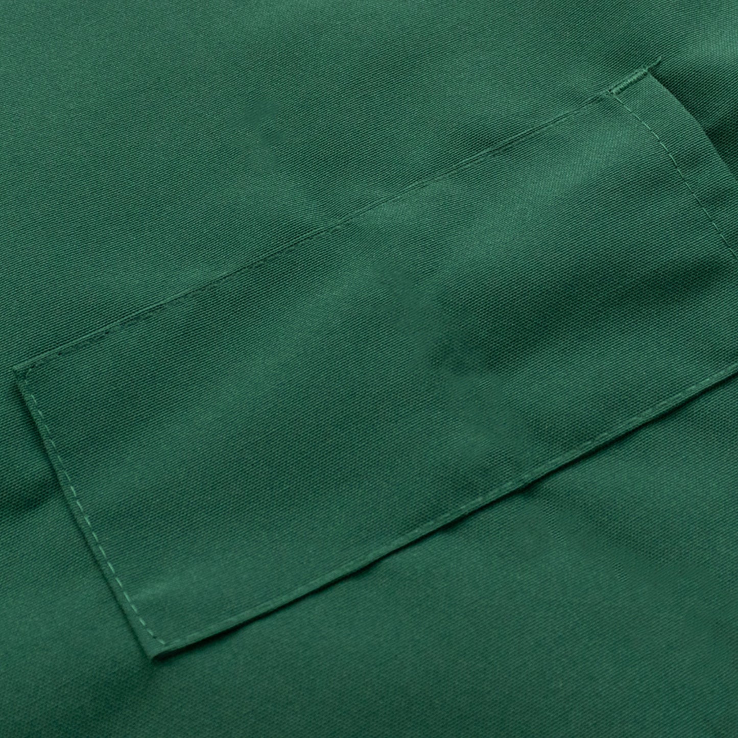 Hunter emerald green apron with adjustable neck and pockets.