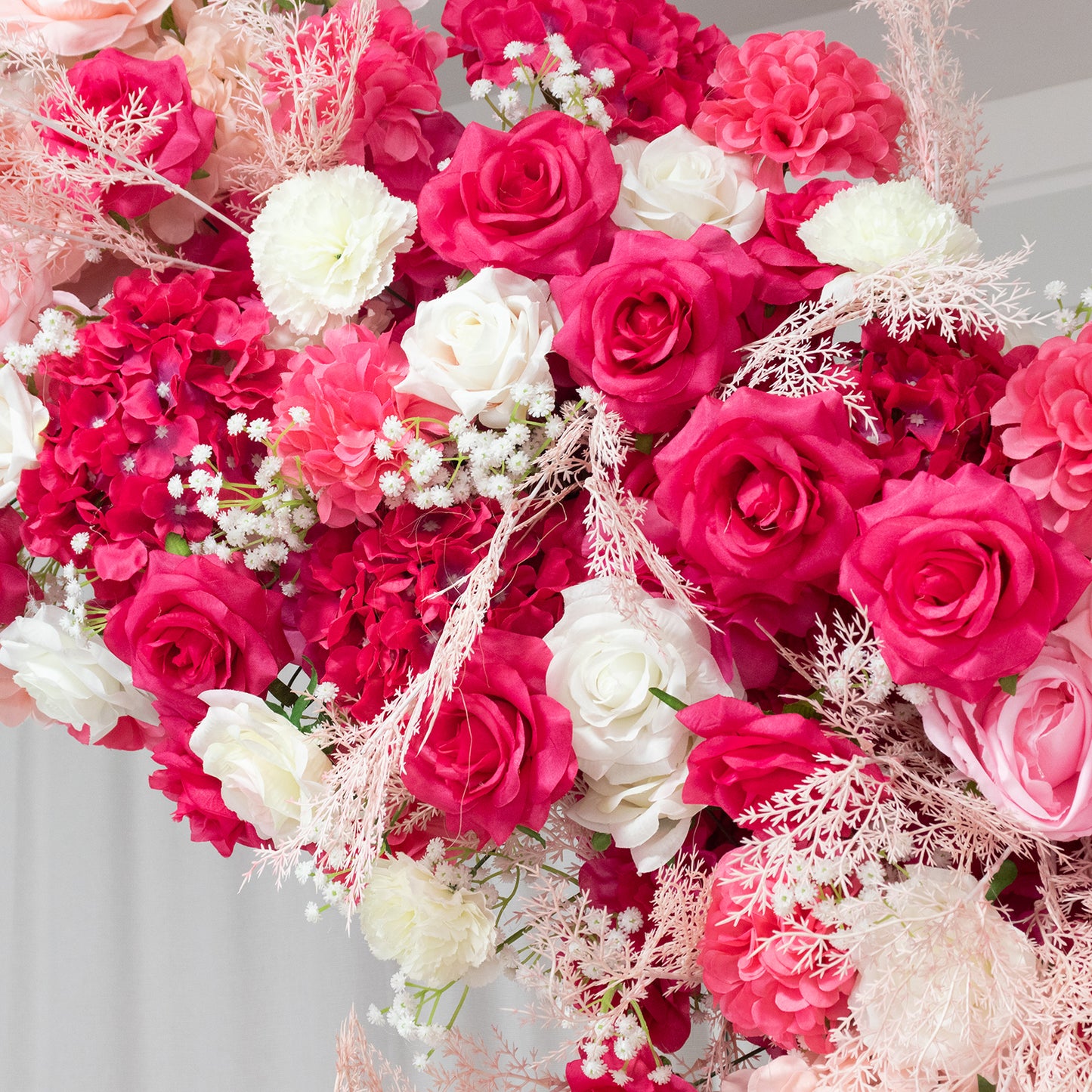 White and pink floral backdrop for wedding arch with roses and hydrangeas. #whtbkgd