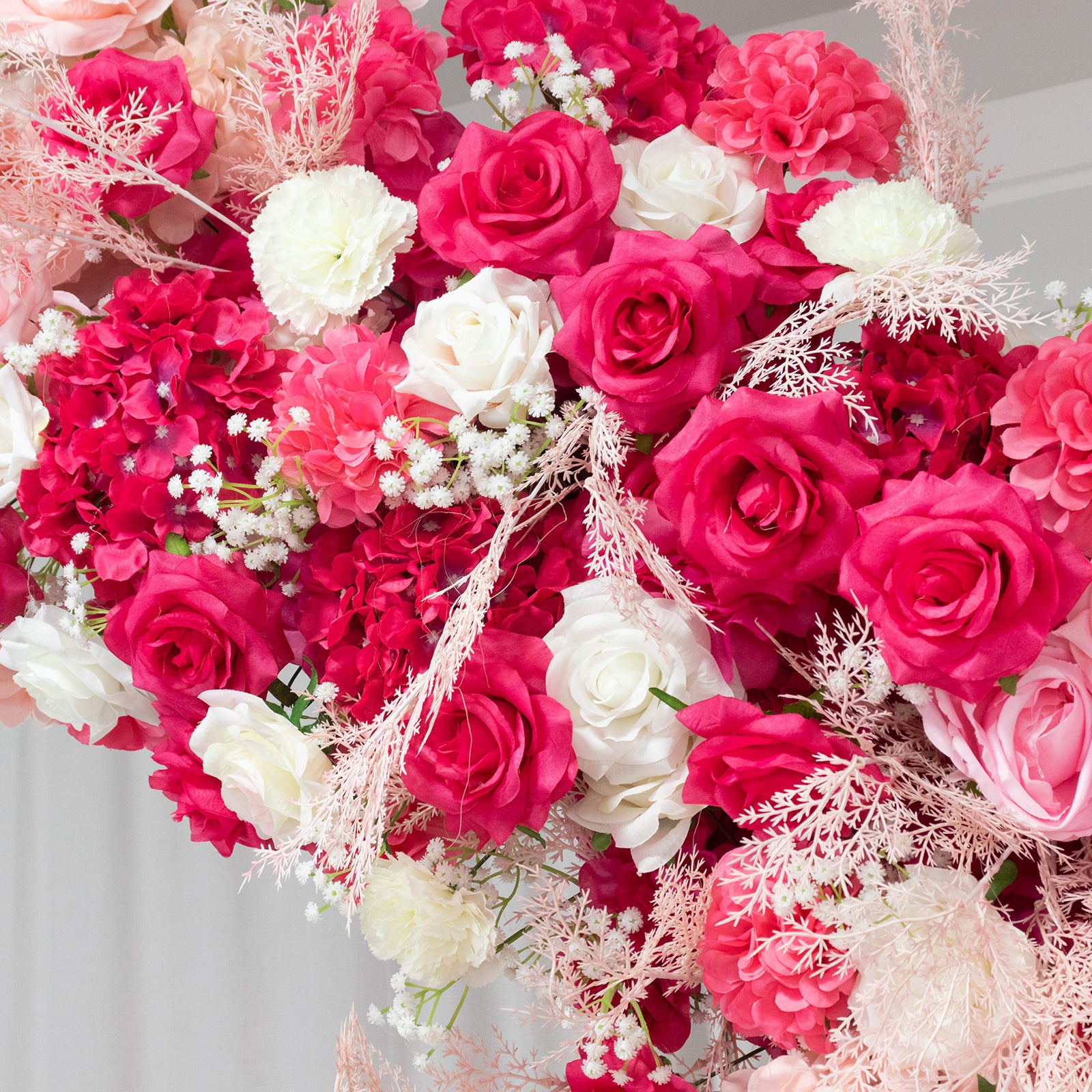 White and pink floral backdrop for wedding arch with roses and hydrangeas. #whtbkgd