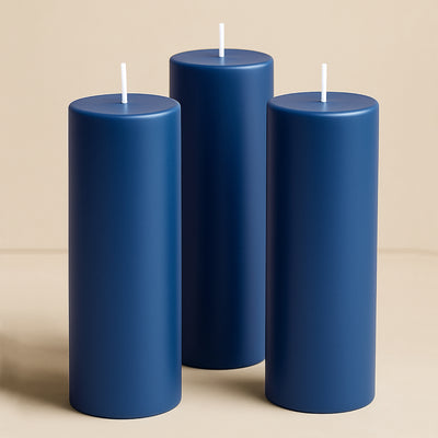 D&eacute;cor styling ideas with navy blue pillar candles