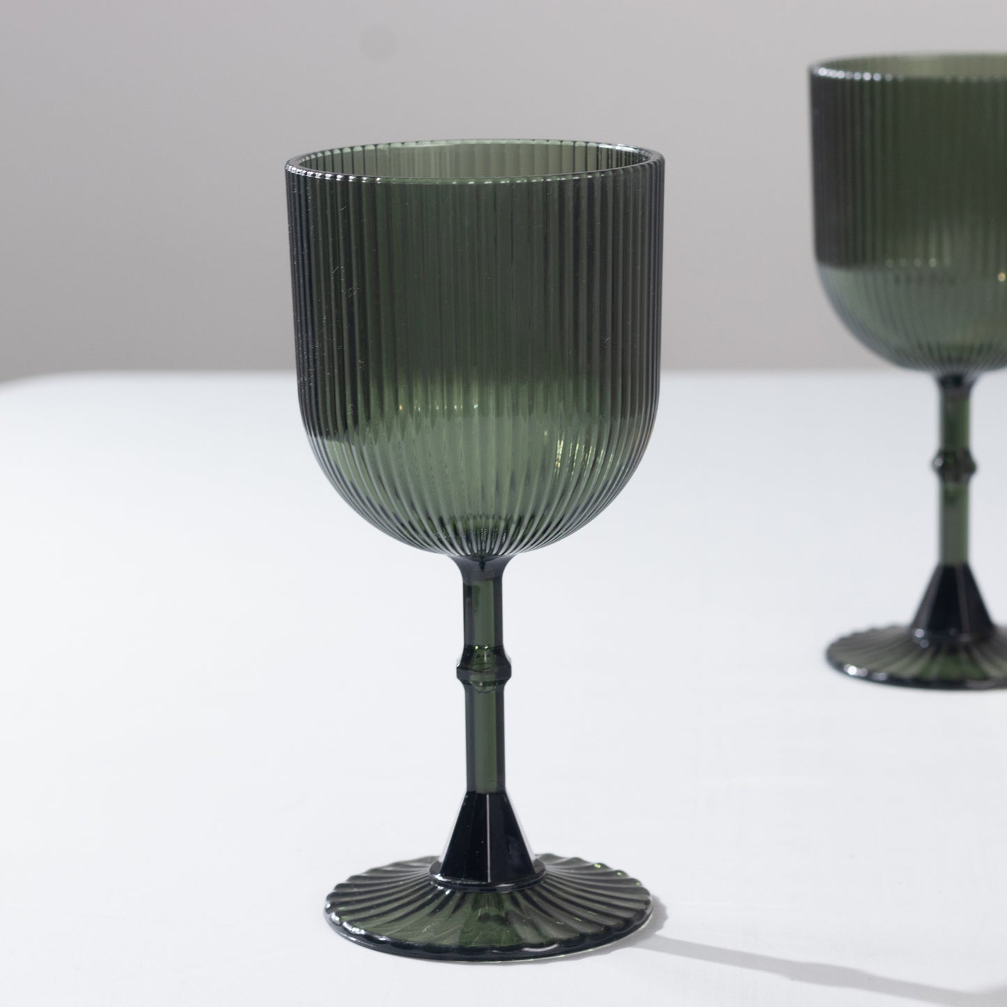 12 Pack Hunter Emerald Green Ribbed Reusable Plastic Wine Goblets, 9oz Shatterproof Vintage Drinking Glasses Water Goblets - 6.5"