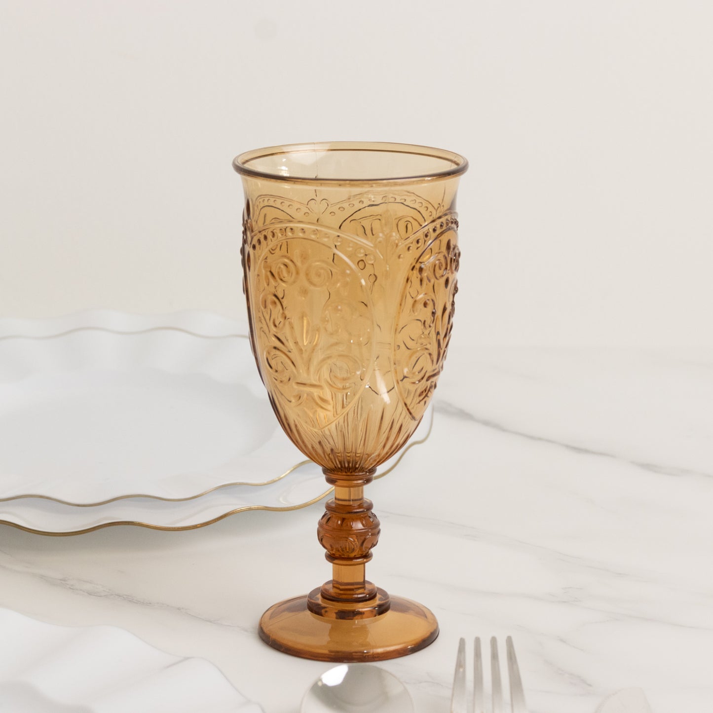 24-Pack Plastic Wine Glasses 10oz – Amber Gold Vintage Goblets with Retro Embossed Design, Elegant Drinkware - 7" Tall
