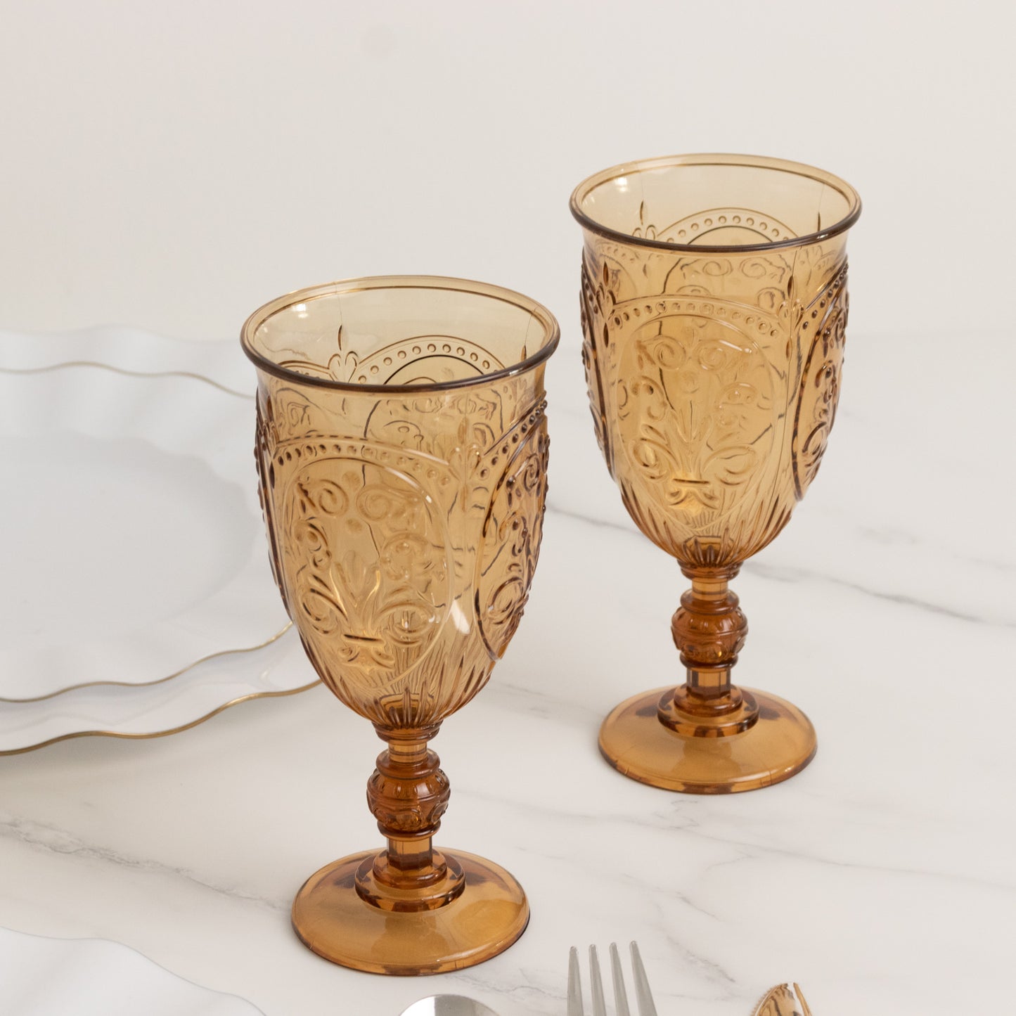 24-Pack Plastic Wine Glasses 10oz – Amber Gold Vintage Goblets with Retro Embossed Design, Elegant Drinkware - 7" Tall