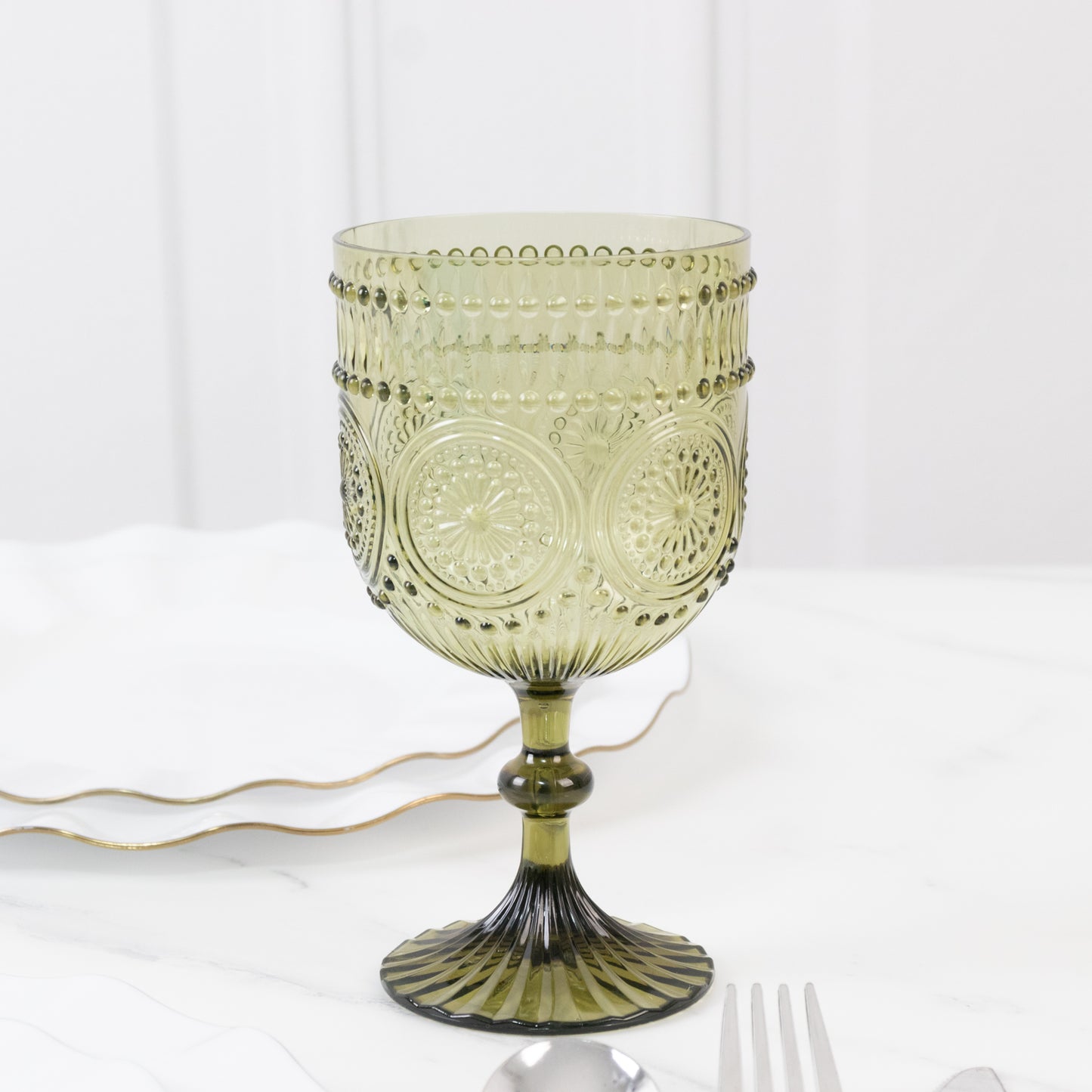 12 Pack Vintage Plastic Wine Goblets – 15oz Reusable Shatterproof Dusty Sage Green Embossed Floral Pattern Drinkware, Decorative Cups