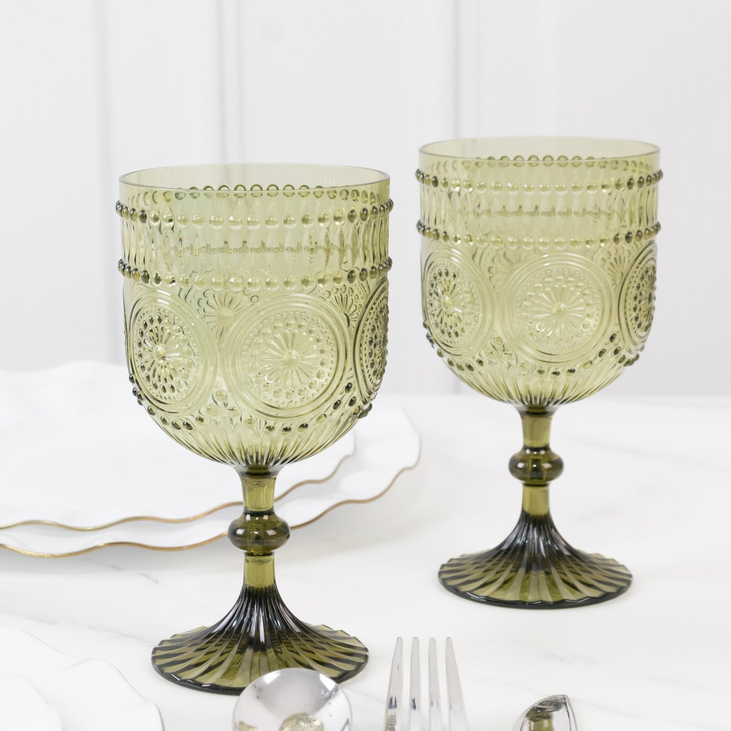 12 Pack Vintage Plastic Wine Goblets – 15oz Reusable Shatterproof Dusty Sage Green Embossed Floral Pattern Drinkware, Decorative Cups