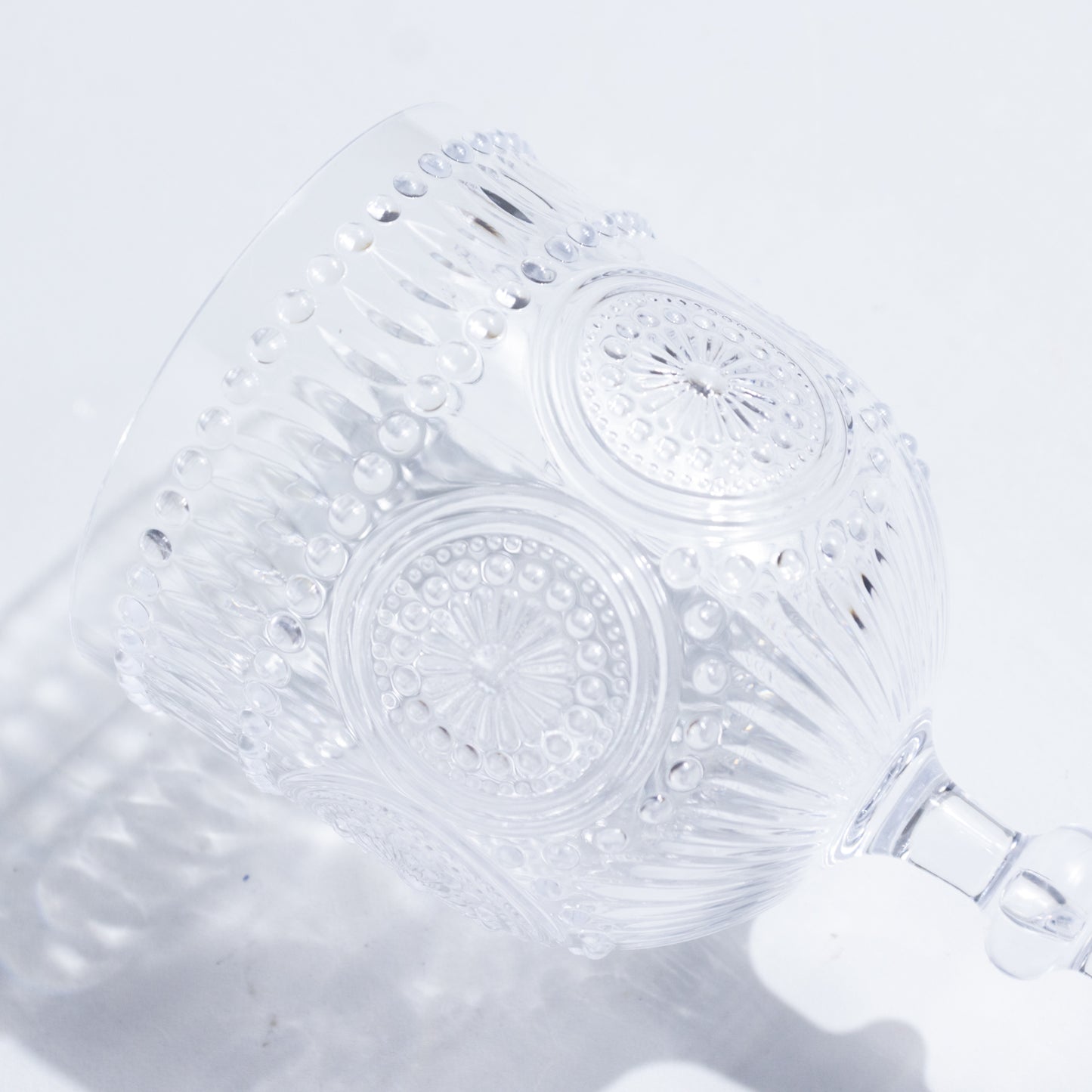 12 Pack Vintage Plastic Wine Goblets – 15oz Reusable Shatterproof Clear Embossed Floral Pattern Drinkware, Decorative Cups