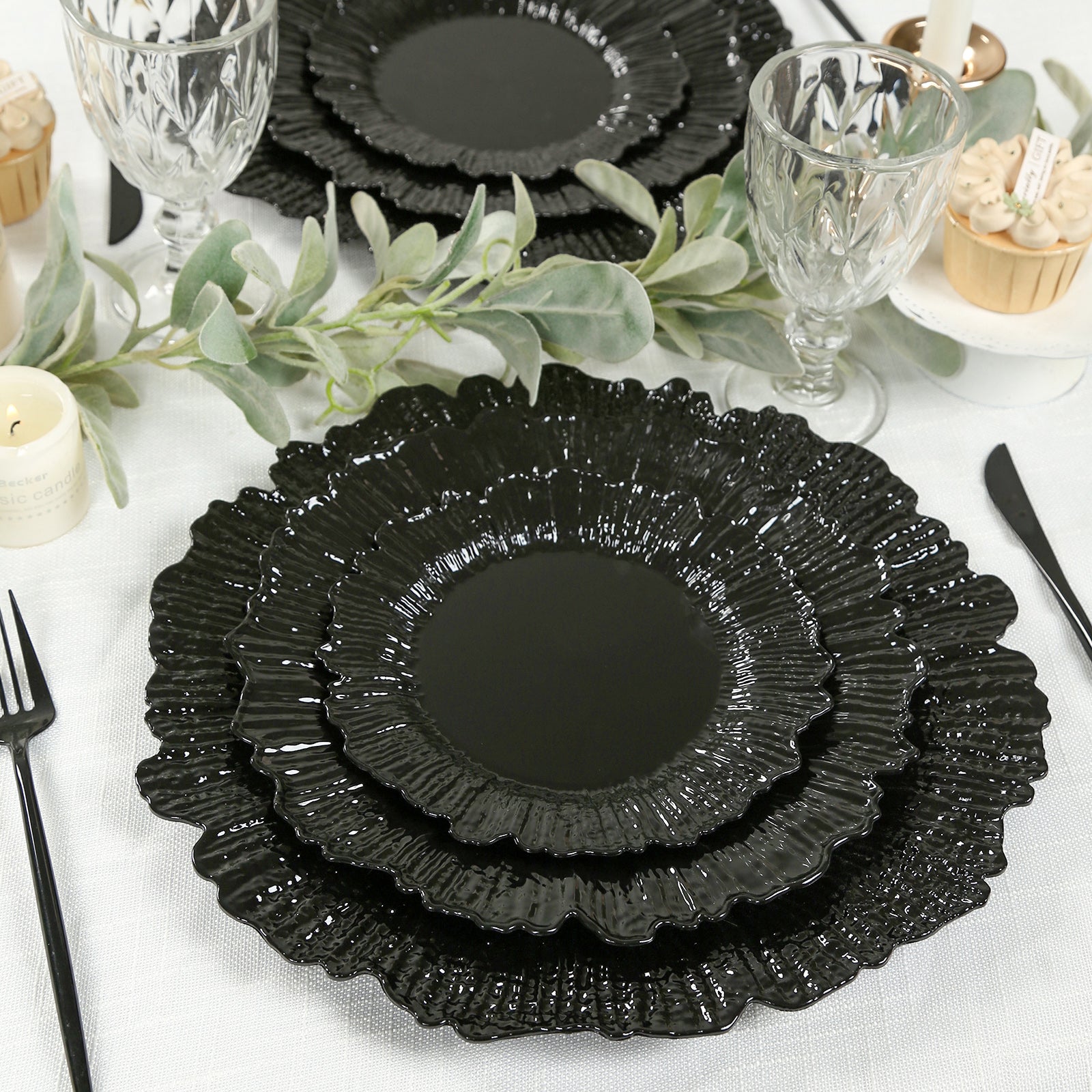 Black reef design disposable dinner plates for elegant parties.