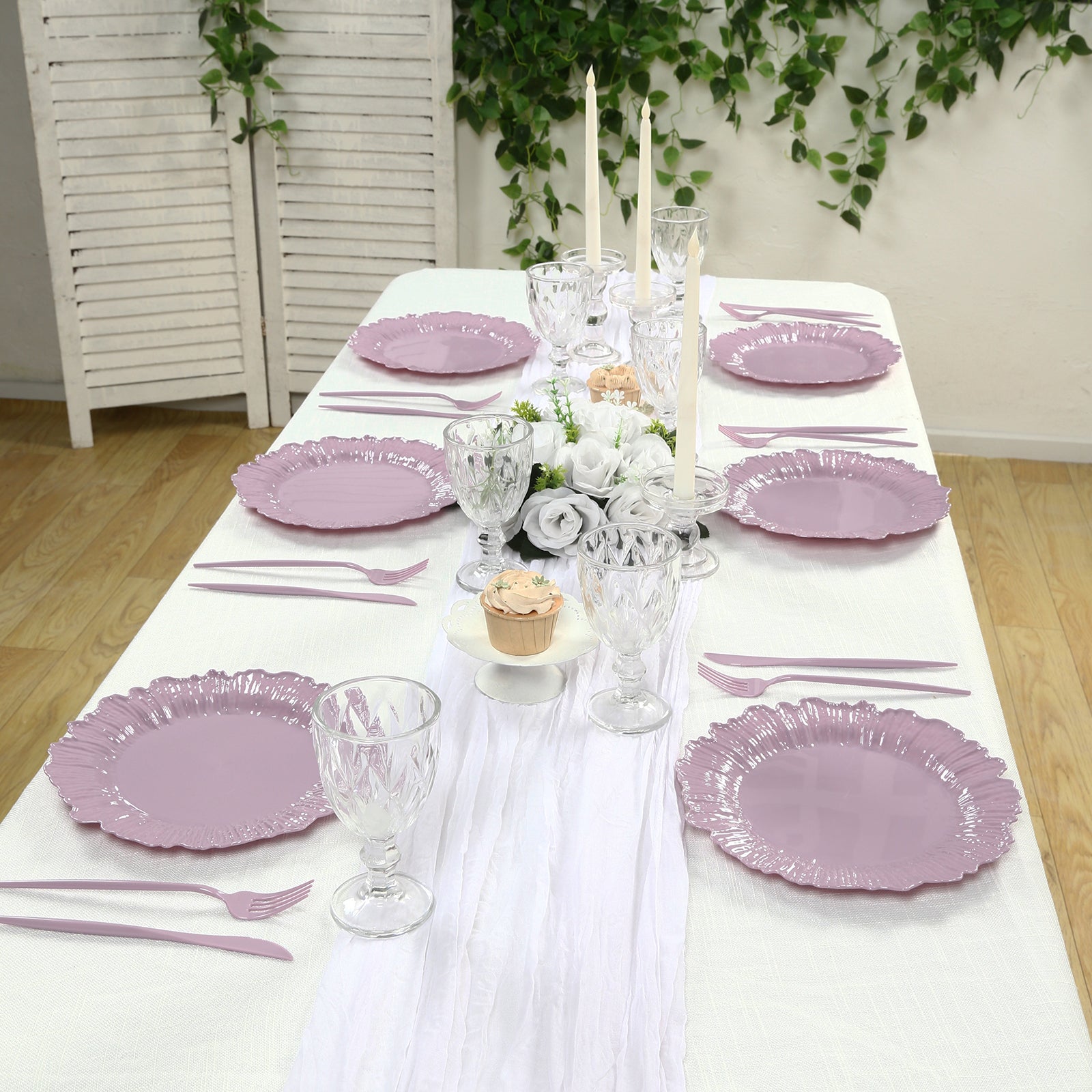 Lavender plastic dinner plates with elegant lilac reef design for parties.