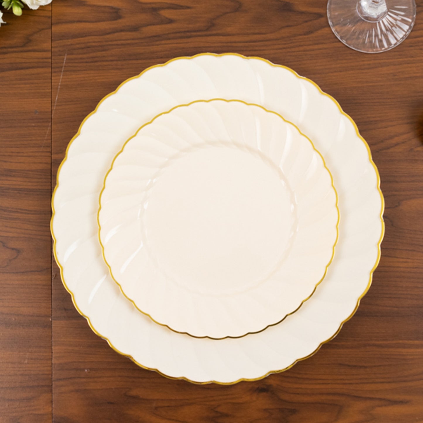 10 Pack | 10" Ivory / Gold Flair Rim Plastic Dinner Plates, Round Disposable Party Plates