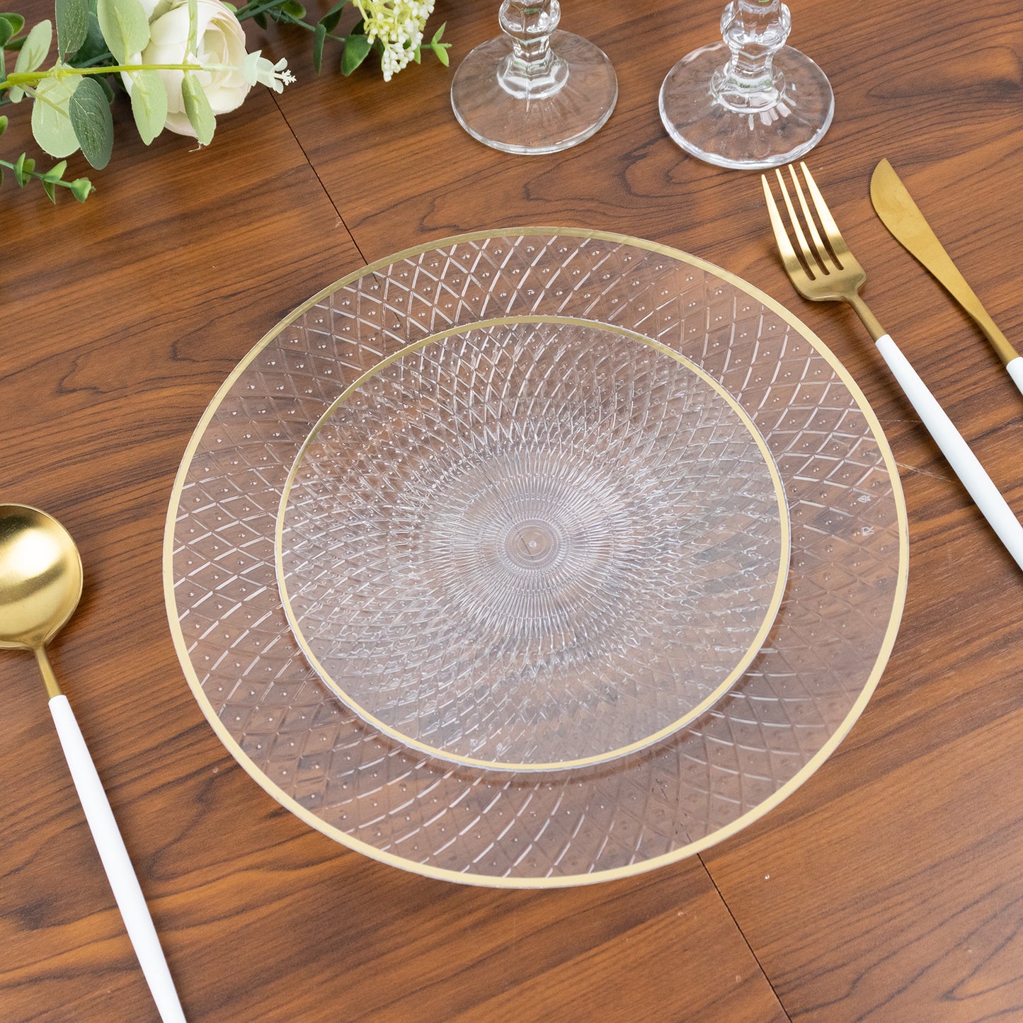 20-Pack Round Clear Plastic Dinner Plates – 10" Radial Diamond-Cut Pattern Gold Rim Party Plates, Durable Disposable Tableware