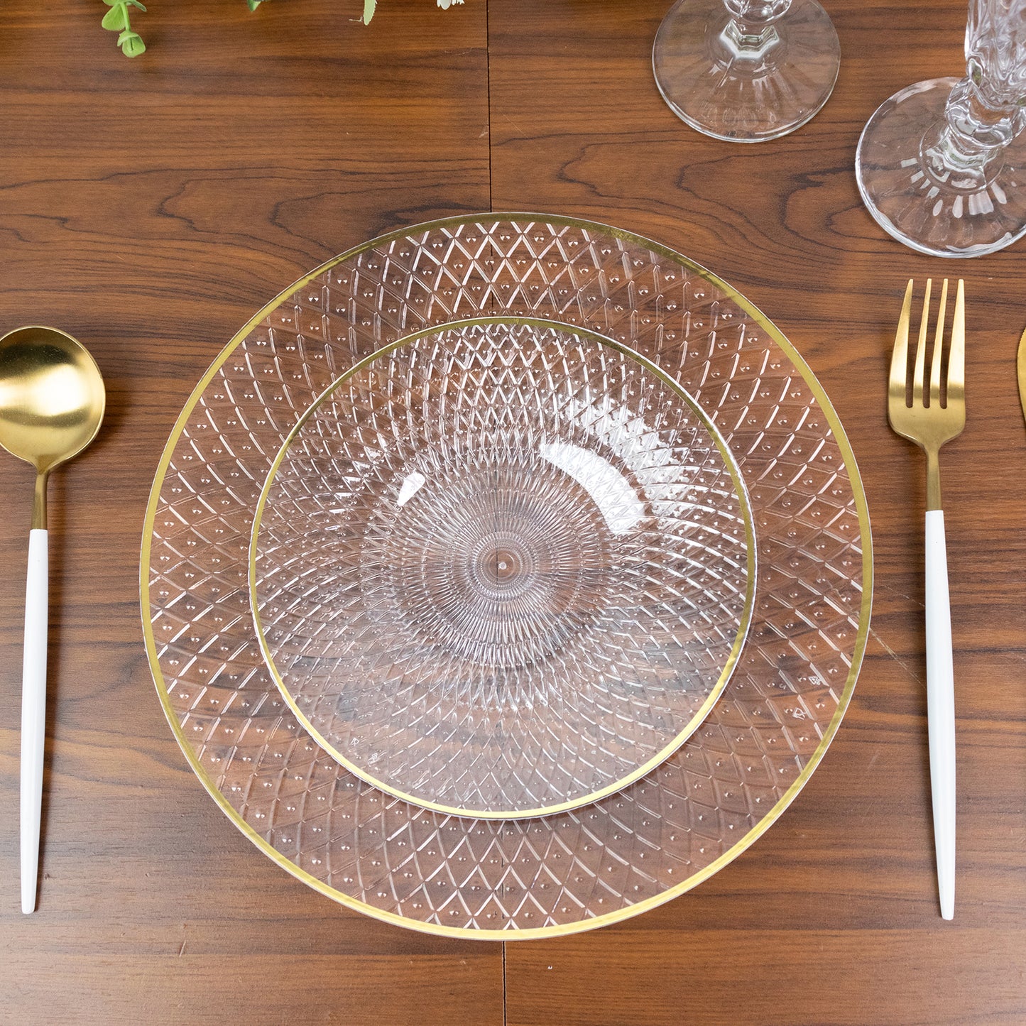 20-Pack Round Clear Plastic Dessert Plates – 7" Radial Diamond-Cut Pattern Gold Rim Salad Plates, Durable Disposable Tableware