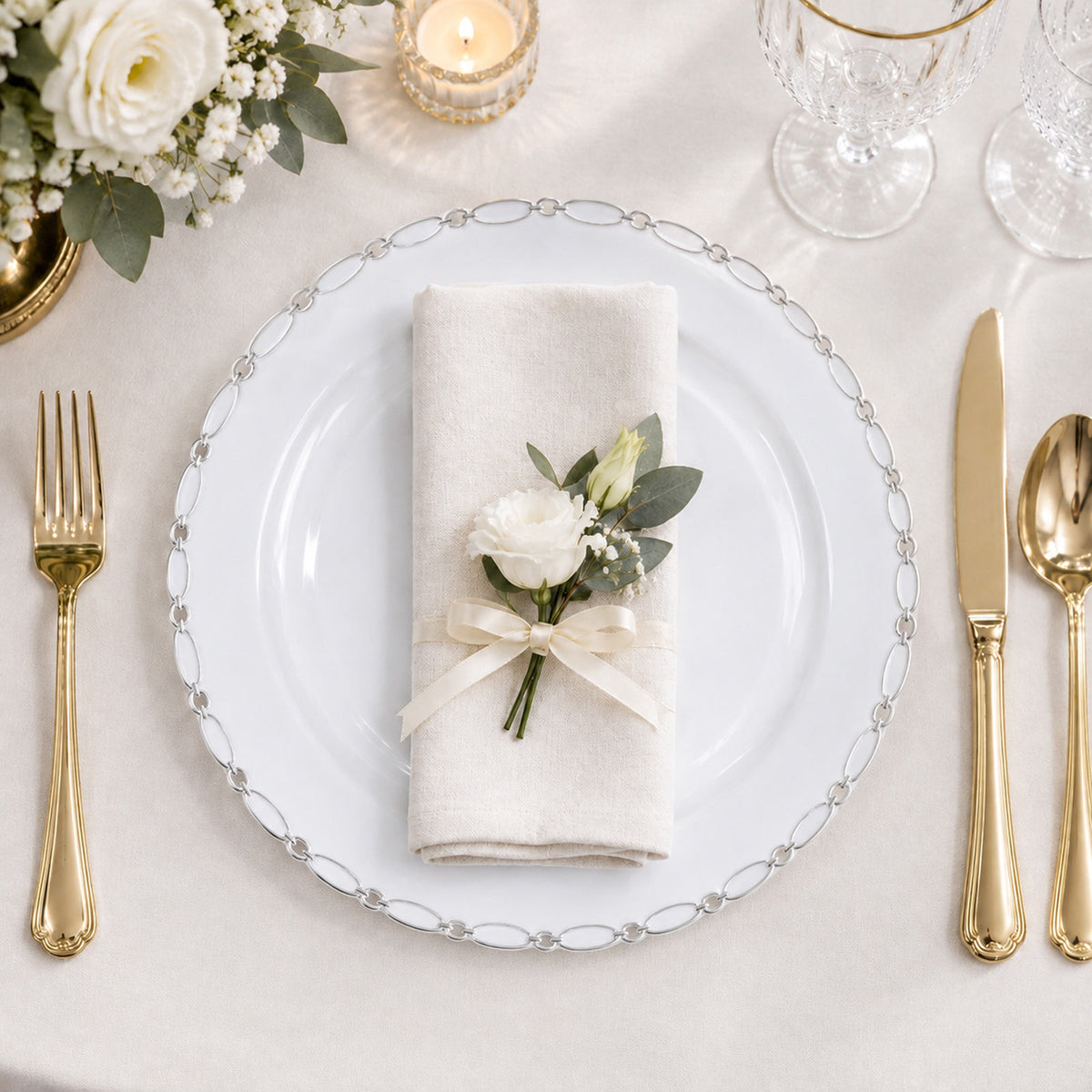 20 Pack White Plastic Dinner Plates, 10" Round with Silver Interlocking Chain Rim - Disposable Party