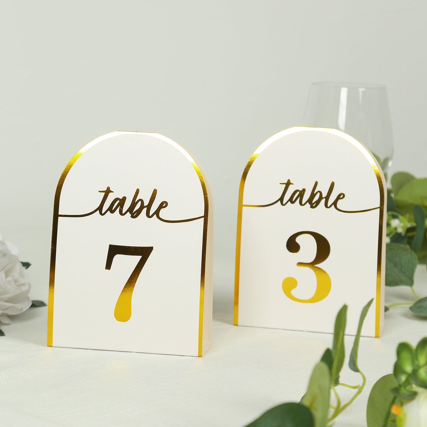 White disposable table numbers with gold foil, featuring numbers 1-25.