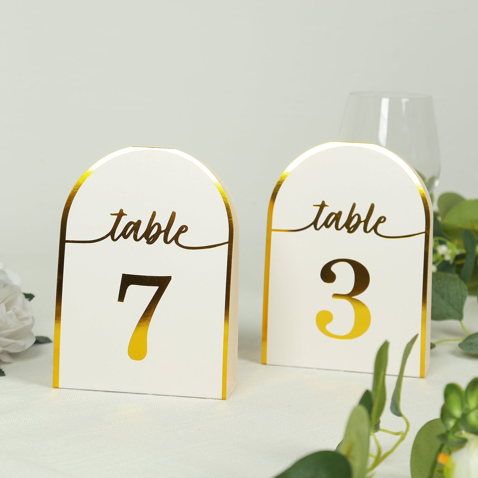 White disposable table numbers with gold foil, featuring numbers 1-25.