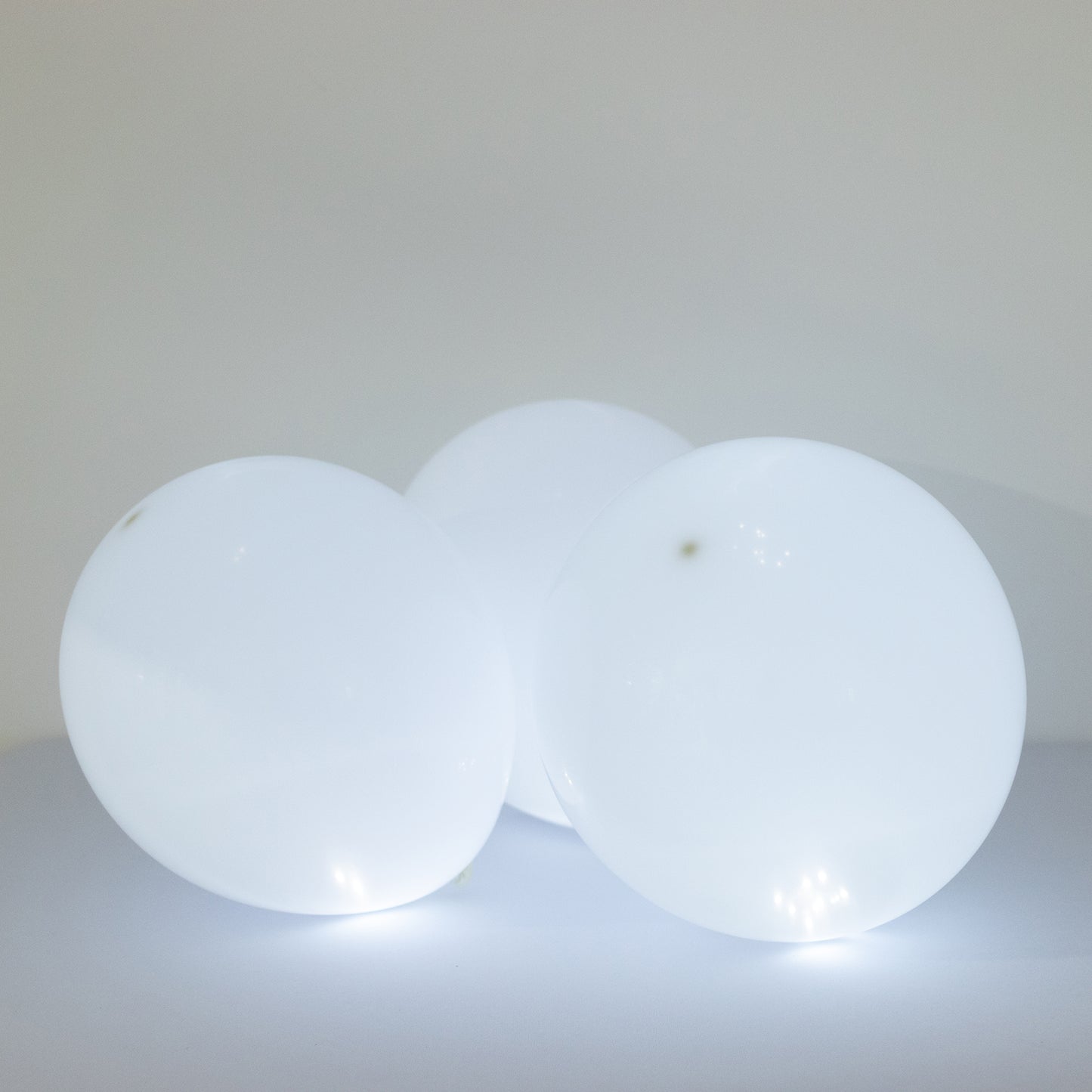 White round mini LED balls, waterproof battery-operated balloon lights.