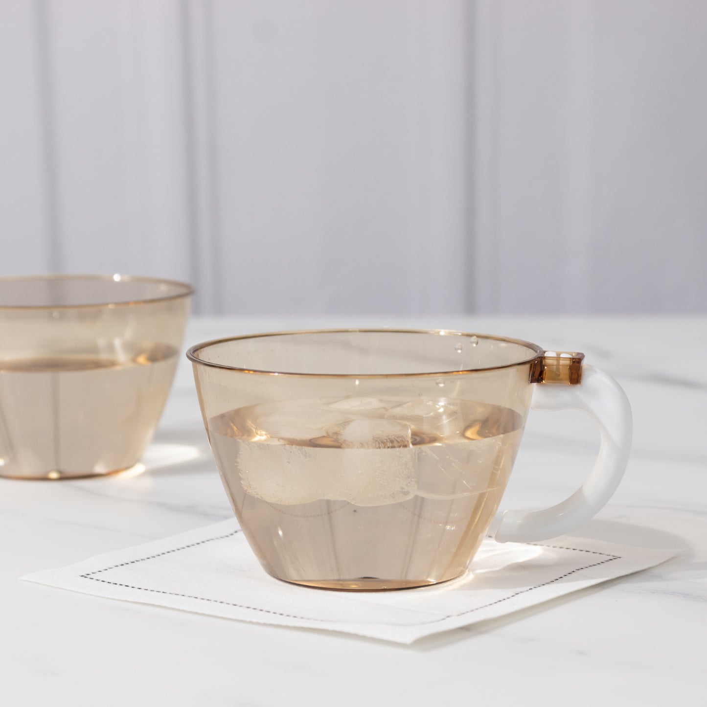 25-Pack Disposable Plastic Coffee Cups with Handles - 6oz Amber Gold Hard Tea Mugs for Hot Beverages