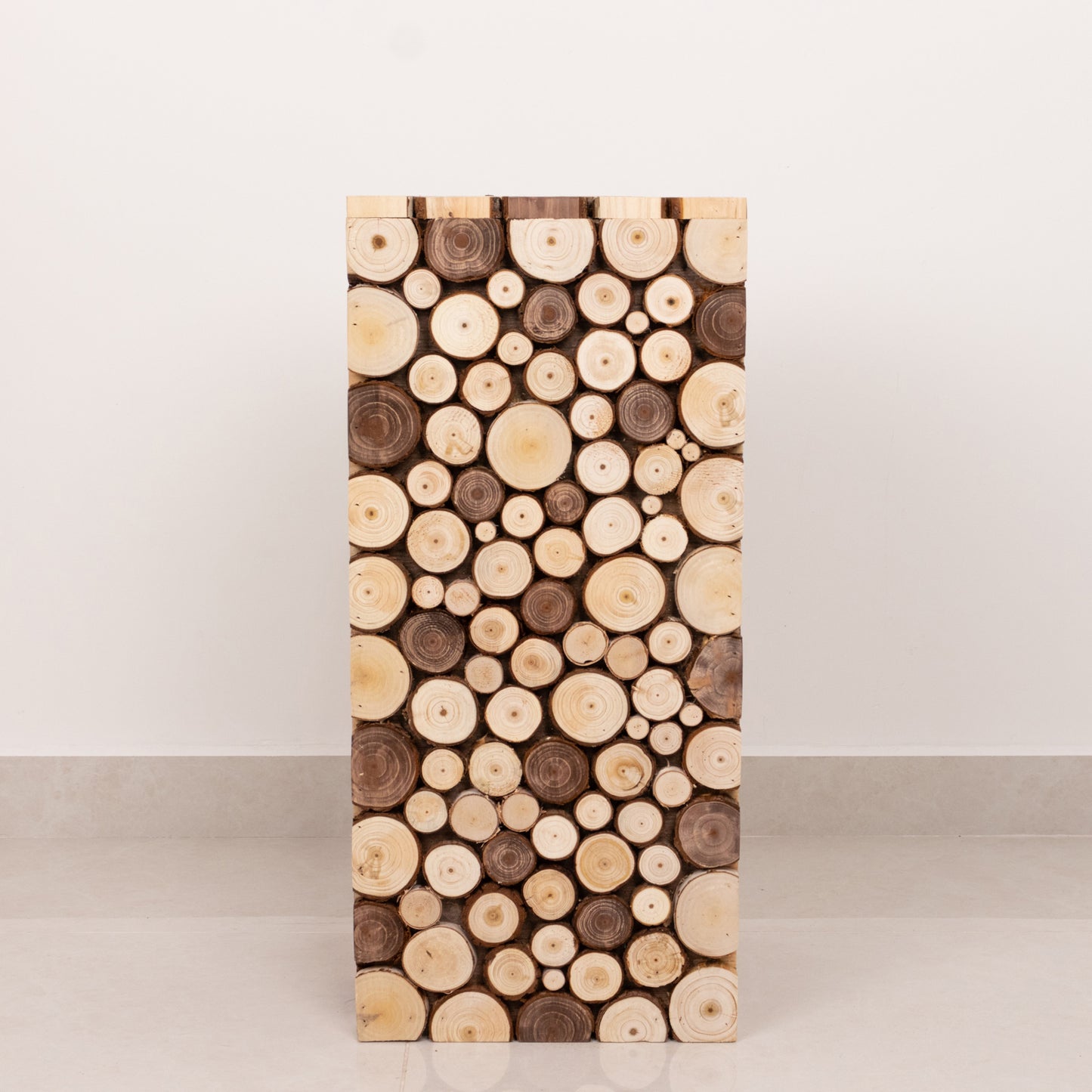 Natural wooden slices pillar prop pedestal stand for rustic decor.