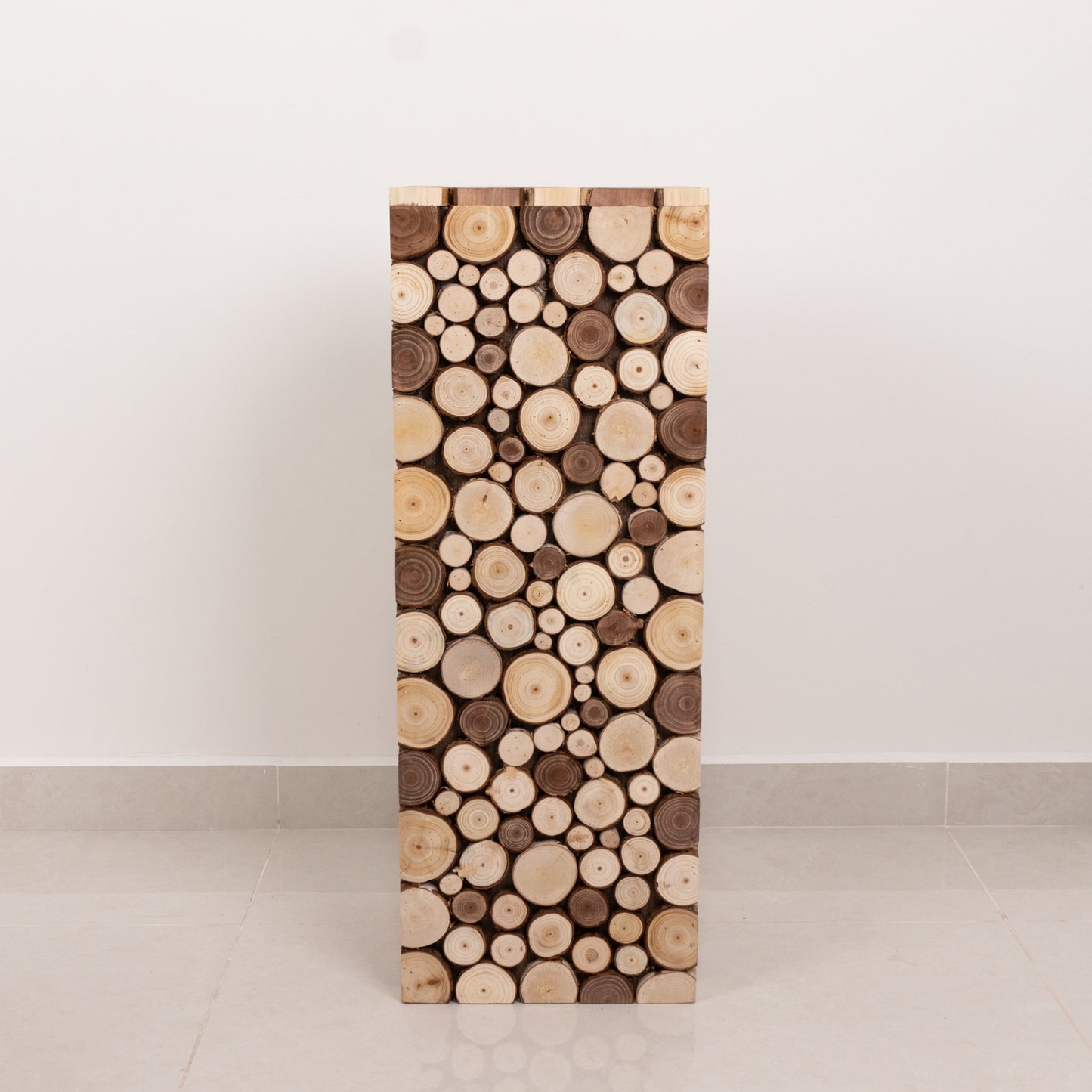Natural wooden slices pillar pedestal stand in rustic farmhouse style.