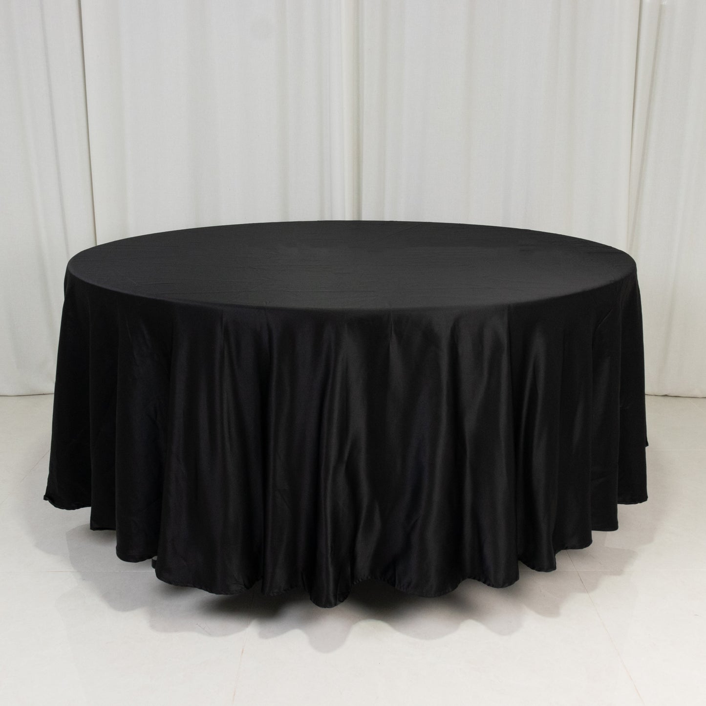 Black round tablecloth in luxurious satin finish.