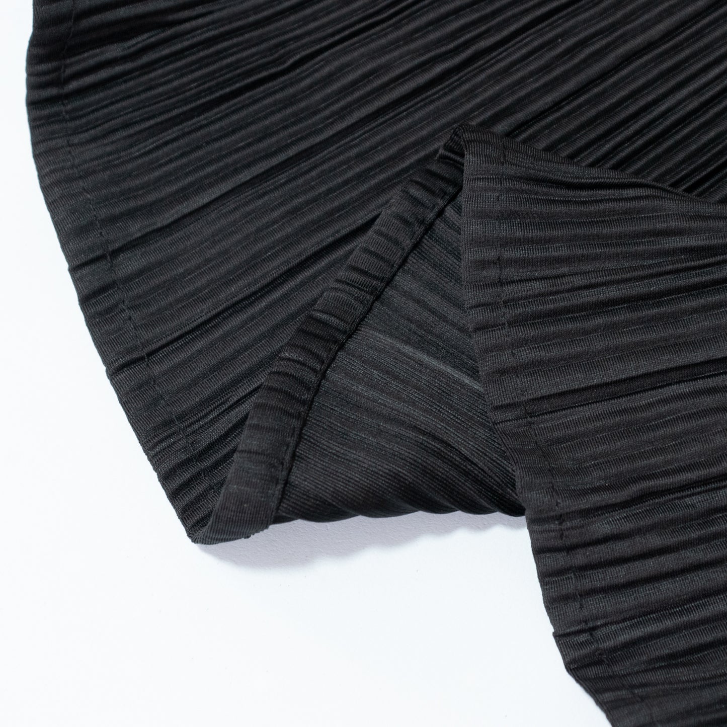 Black accordion pleated scuba tablecloth, wrinkle-free and stain-resistant.