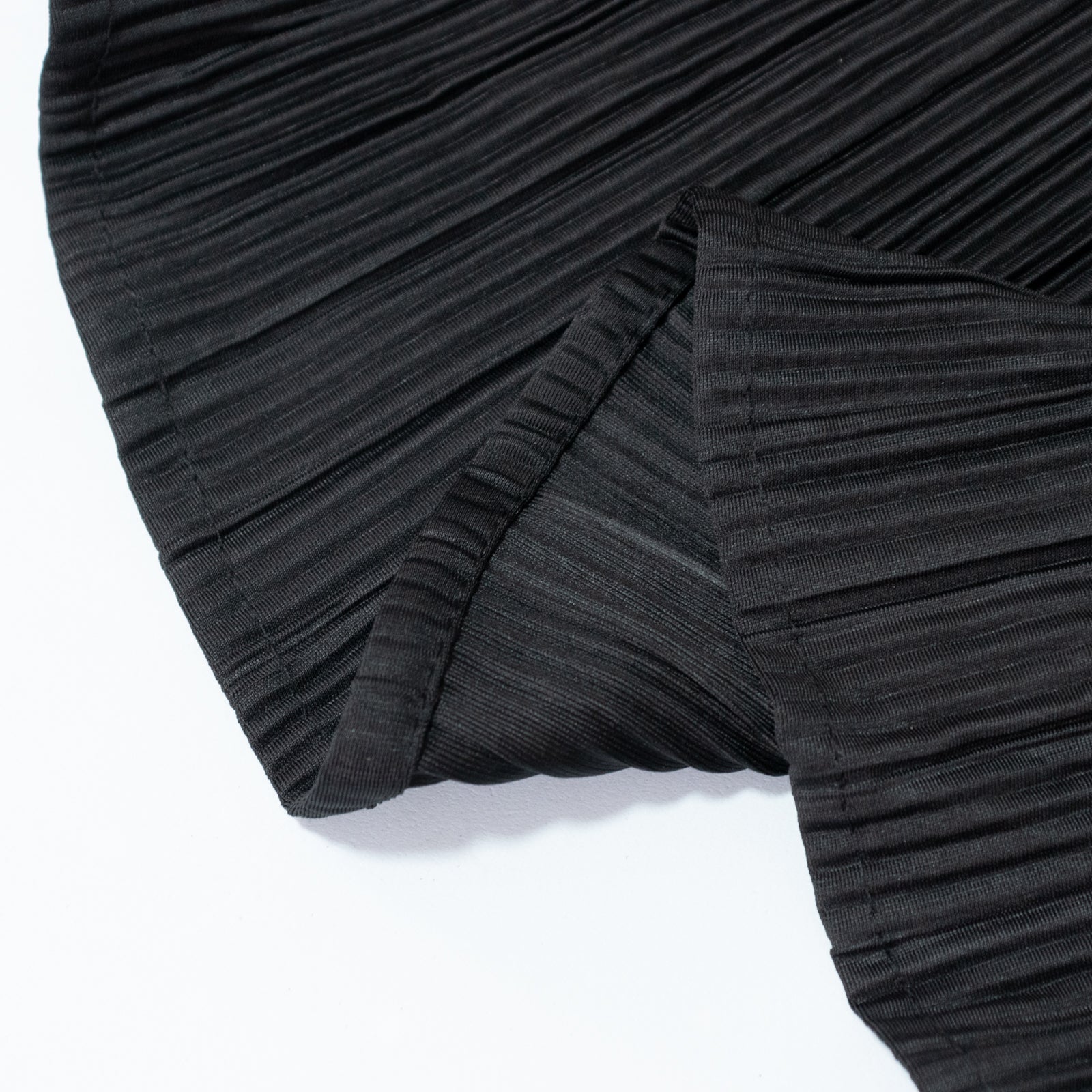 Black accordion pleated scuba tablecloth, wrinkle-free and stain-resistant.