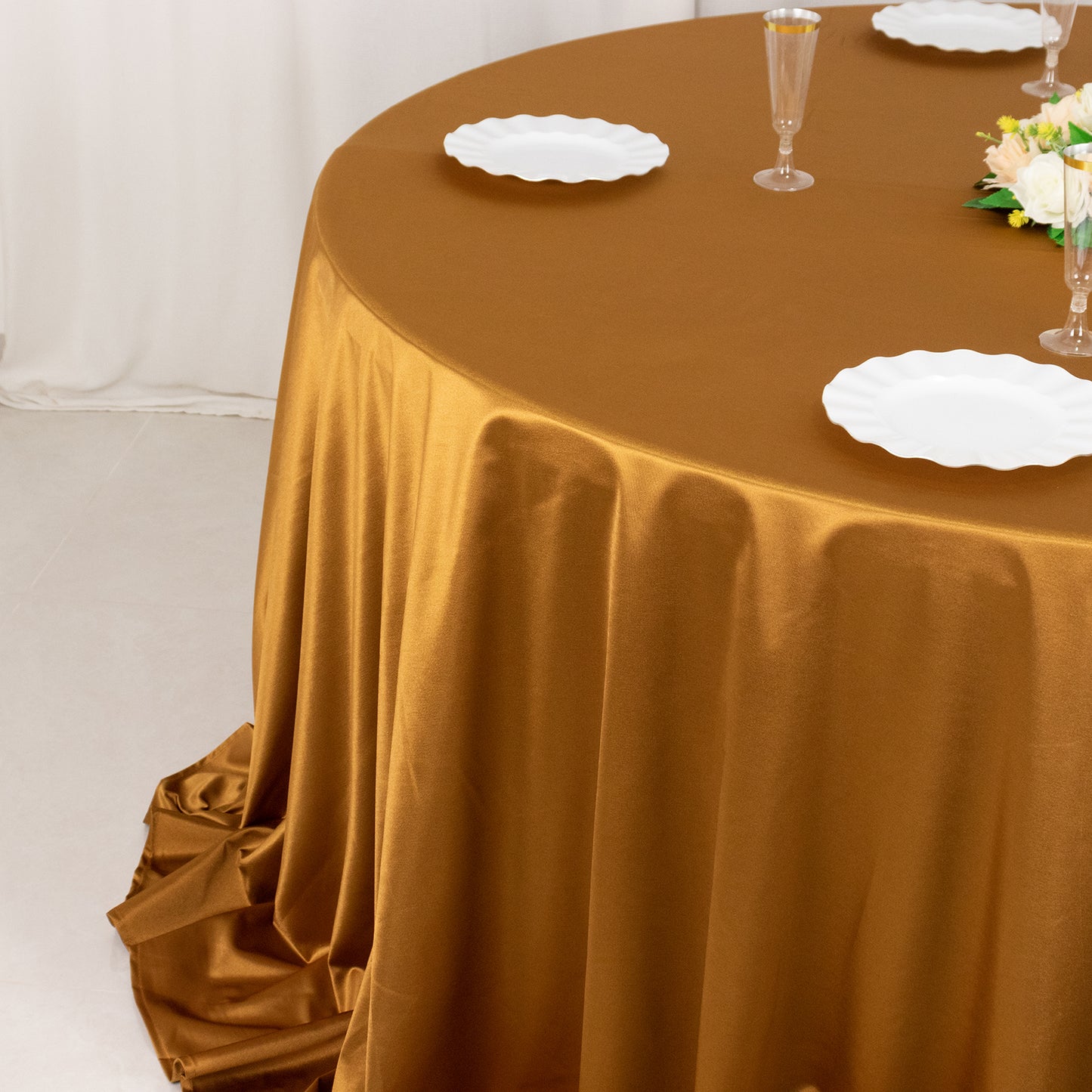 132" Shimmer Gold Premium Scuba Round Tablecloth, Wrinkle Free Seamless Polyester Tablecloth