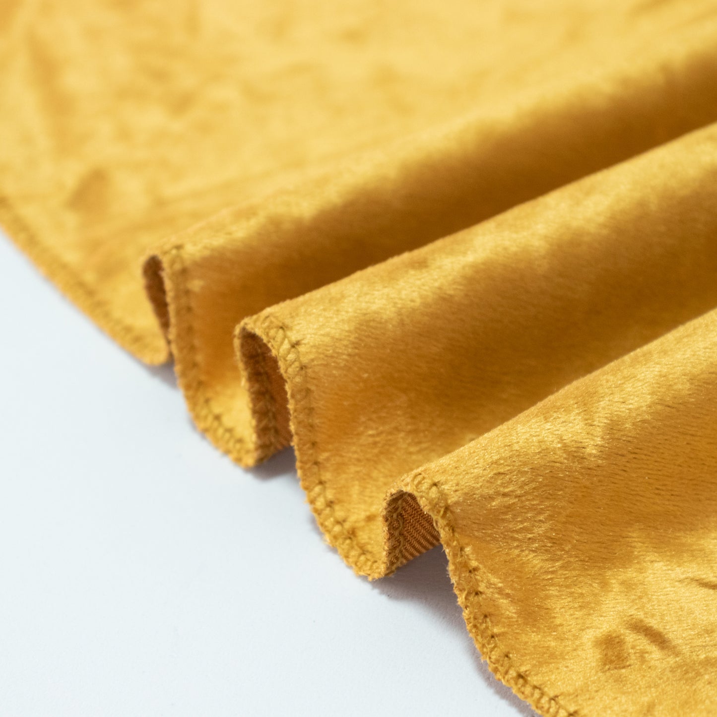 Gold velvet round tablecloth, soft and seamless, ideal for elegant dining.