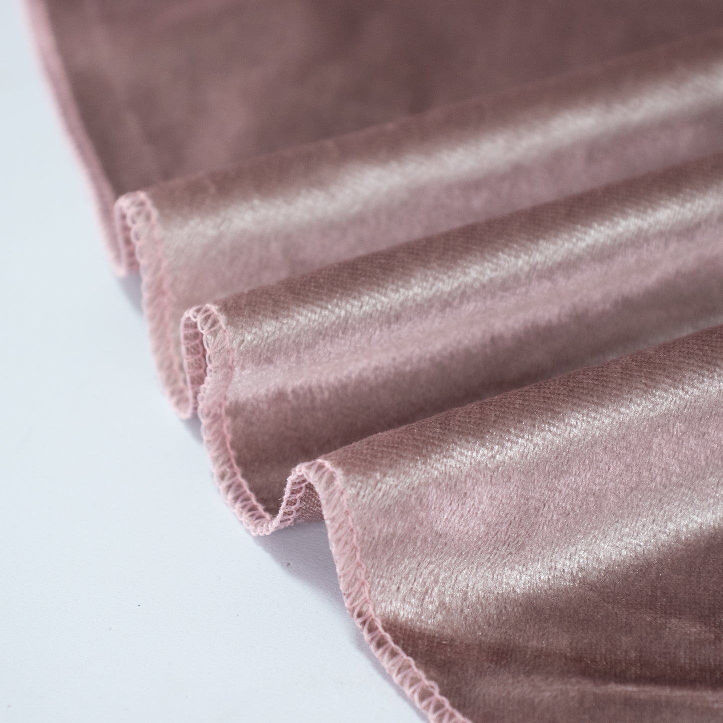 Mauve velvet round tablecloth, soft and seamless design.