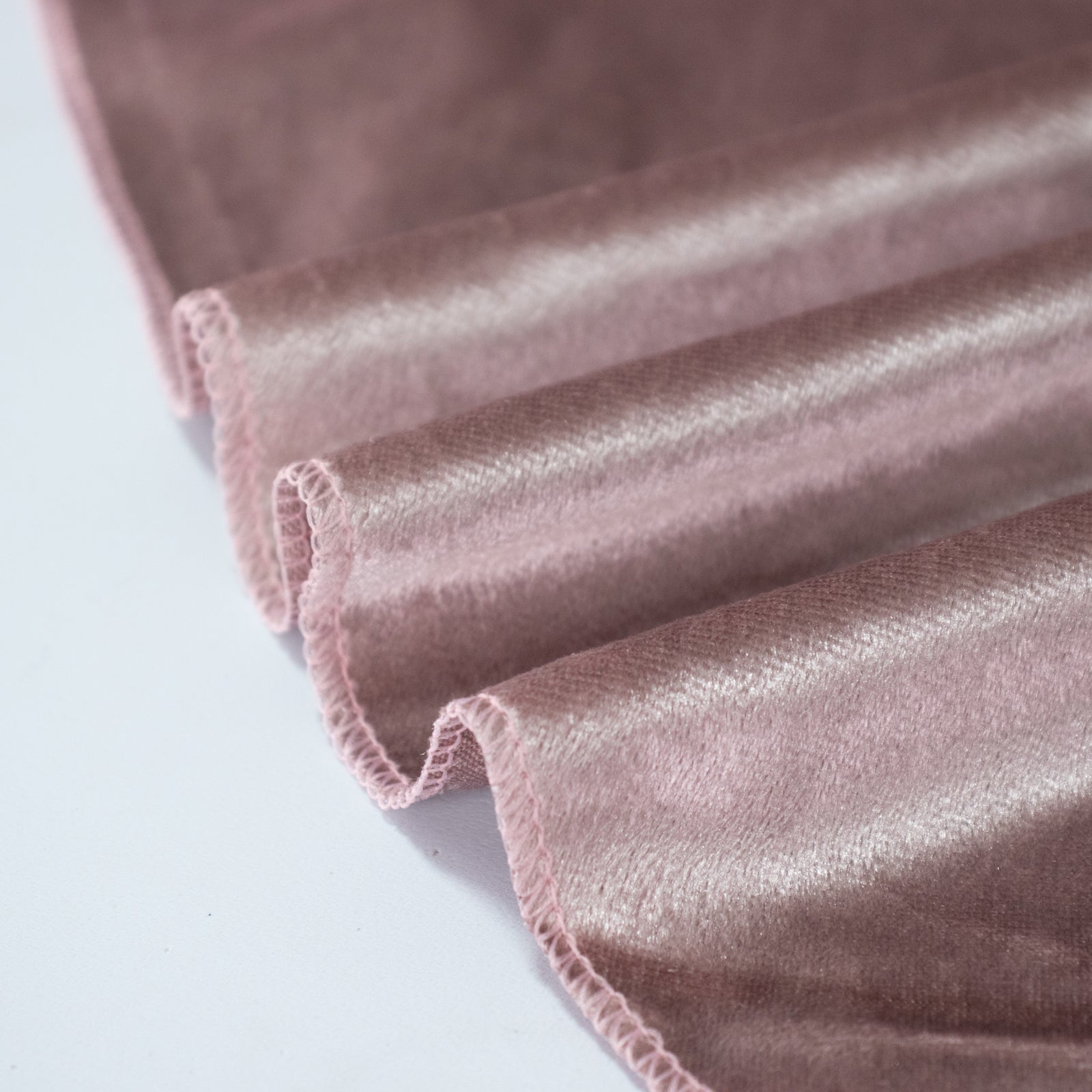 Mauve velvet round tablecloth, soft and seamless design.