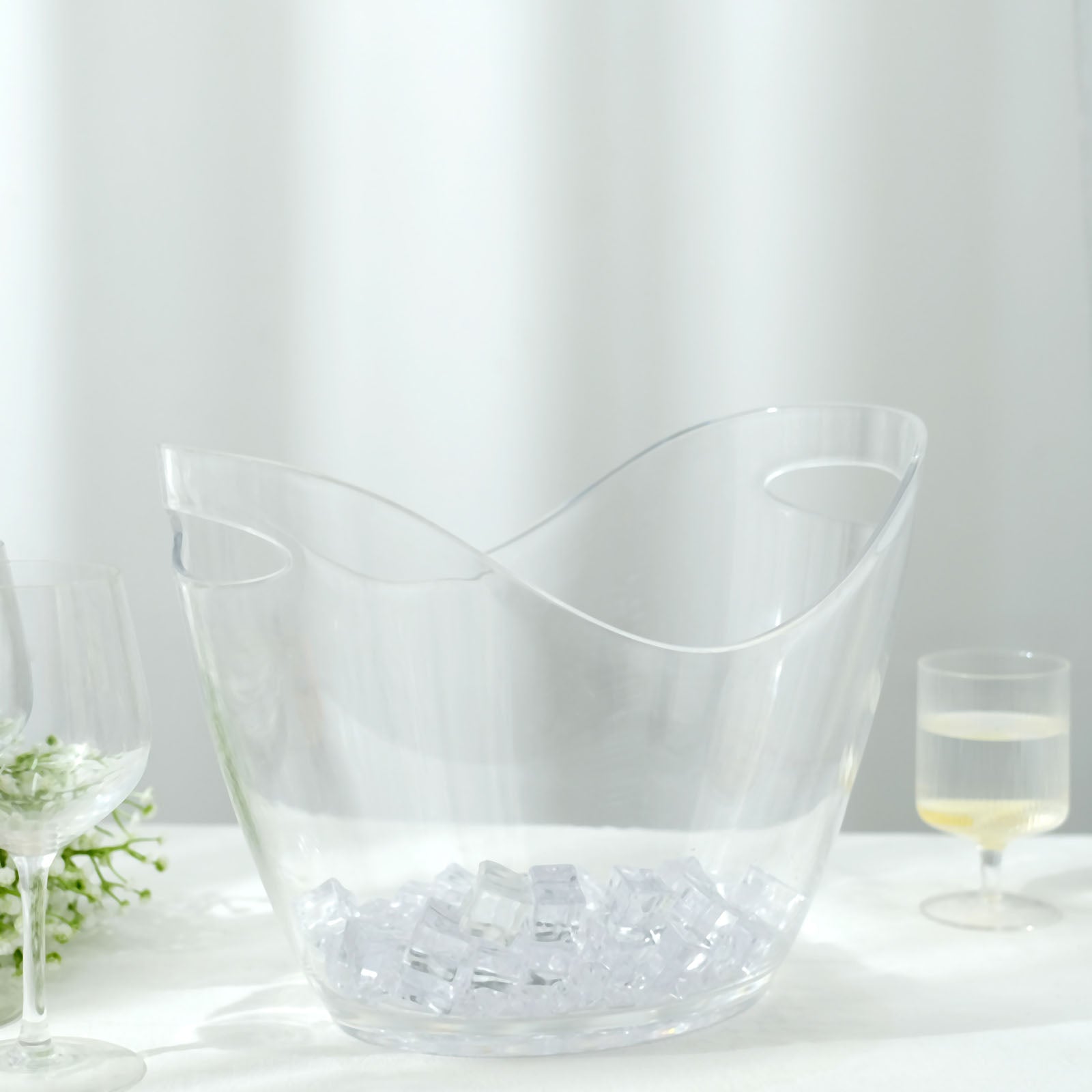 Clear plastic ice and drinks bucket for parties, 7 liters capacity.