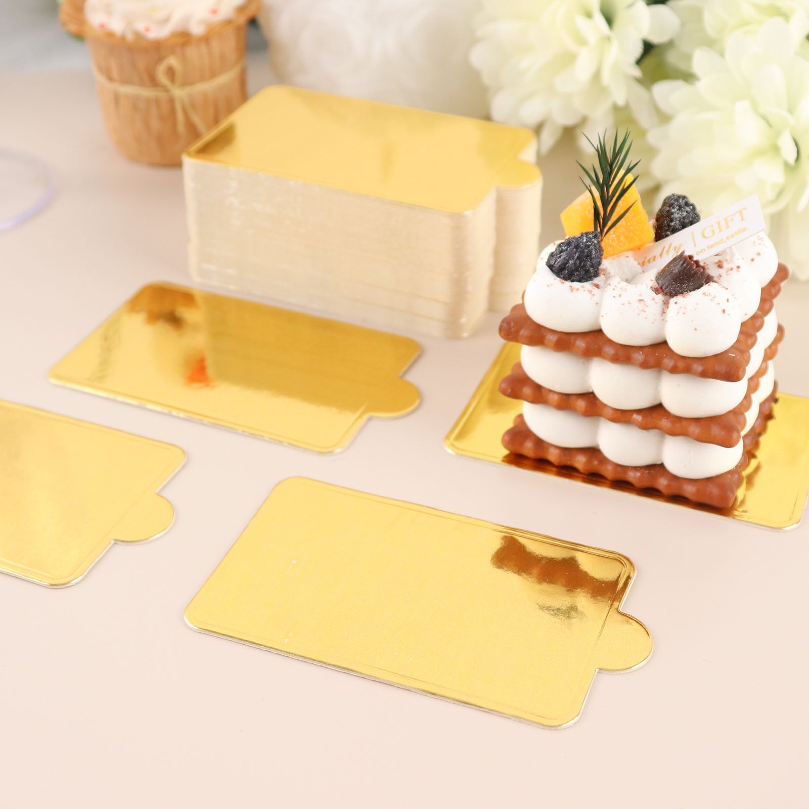 Mini gold rectangle dessert slice paper trays, 50 pack, perfect for cakes and treats.