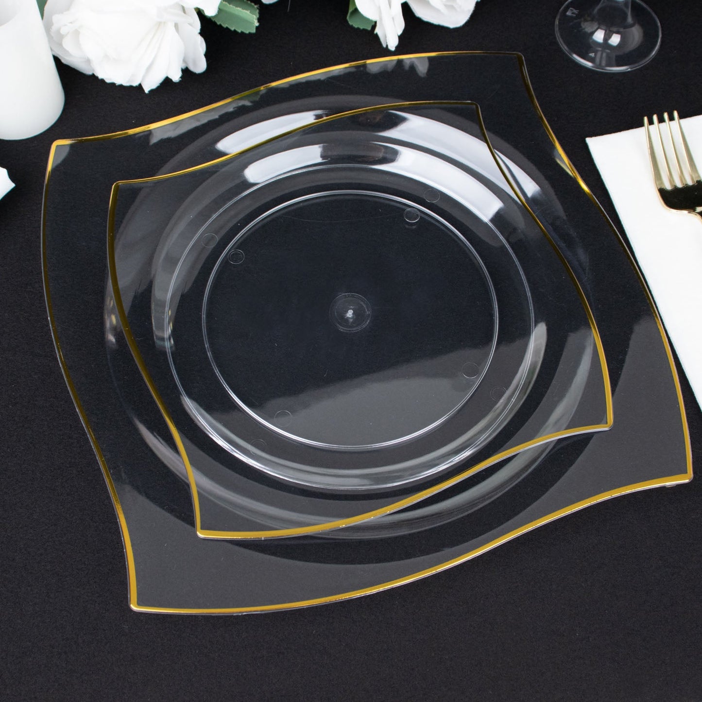 Clear and gold wavy rim square plastic dinner plates, 10 pack.