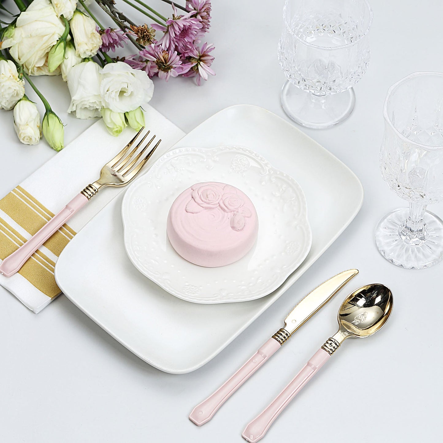 Gold heavy-duty plastic knives with blush handles, perfect for elegant disposable dining.