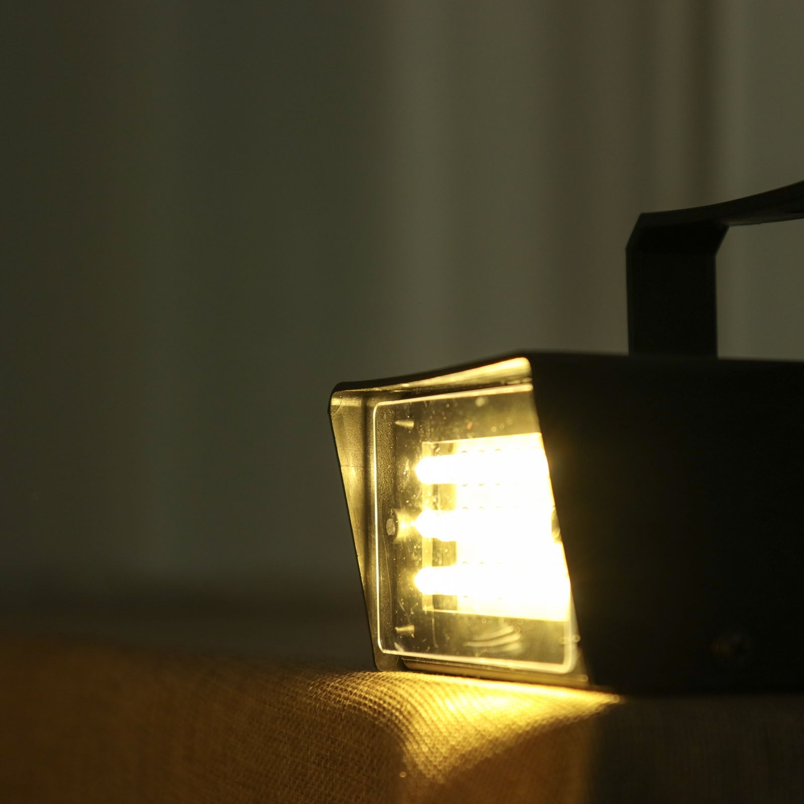 Warm white mini strobe light with adjustable flash and speed control.