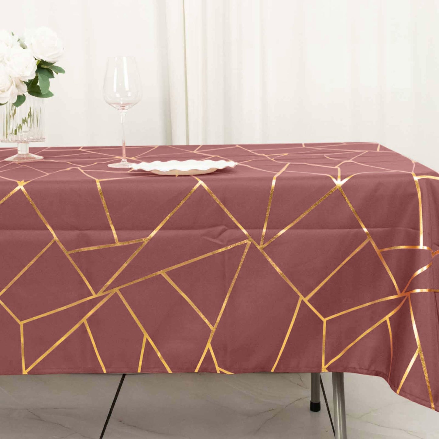 60x102inch Cinnamon Rose Polyester Rectangle Tablecloth With Gold Foil Geometric Pattern